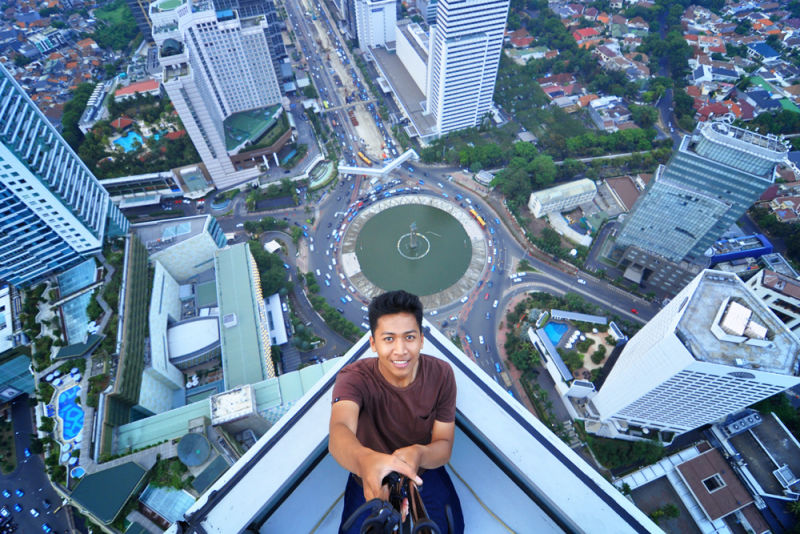 And, the winner is Bayu Rifai and his selfie from the 54th floor of Hotel Indonesia in Jakarta. Congratulations for this amazing selfie!!