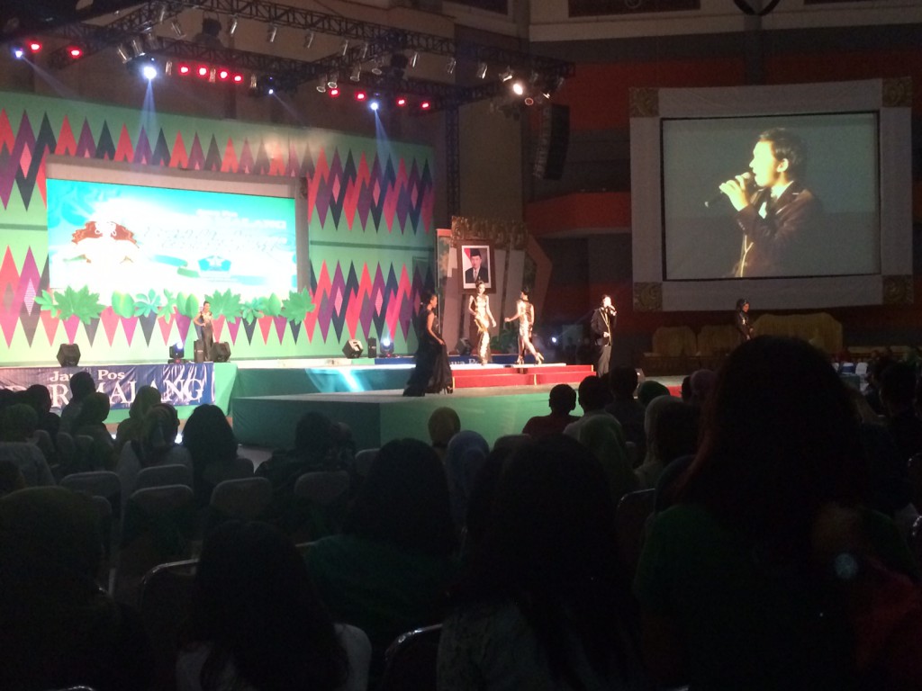 Diiringi 10 finalist, Calvin Jeremy membawakan lagu "Berdua"